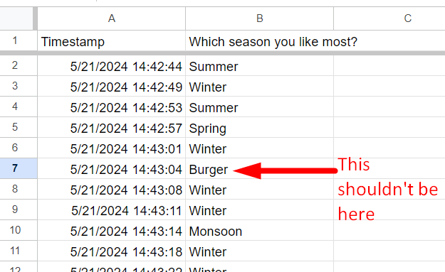 red arrow pointing to a irrelevant word in a cell of google sheet