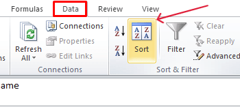 red arrow pointing to ‘Sort’ button in the Excel menu bar
