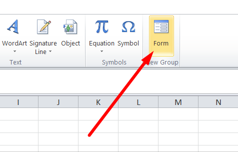 red arrow pointing to ‘Form’ to create a form in Excel